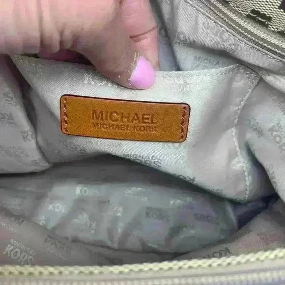 Michael Kors Authentic Monogrammed Bag. Tan Color - Picture 10 of 11
